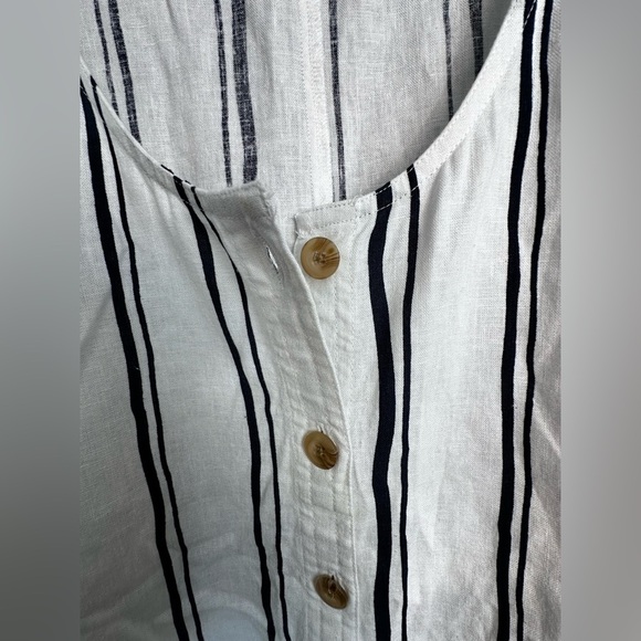 🛍️ Loft outlet sleeveless button down shirt with new condition. - Picture 2 of 5